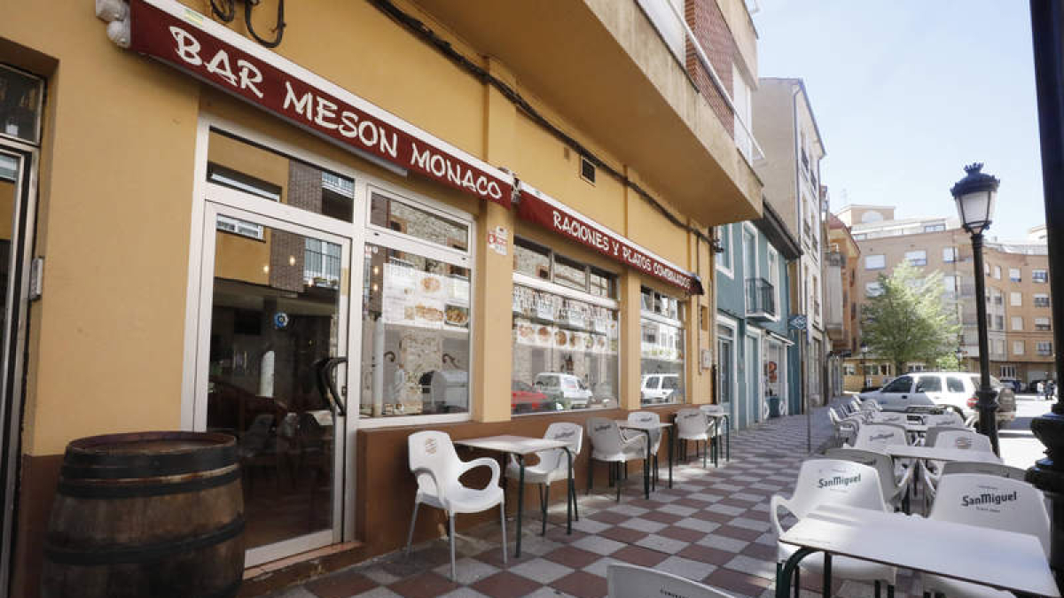 El Bar Mesón Mónaco abre sus puertas en La Bañeza. RAMIRO