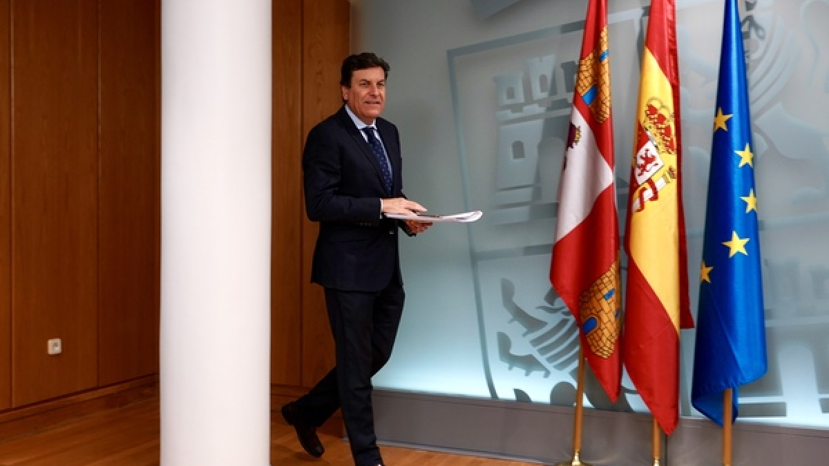 El consejero de Economía y Hacienda y portavoz, Carlos Fernández Carriedo, comparece en rueda de prensa posterior al Consejo de Gobierno.