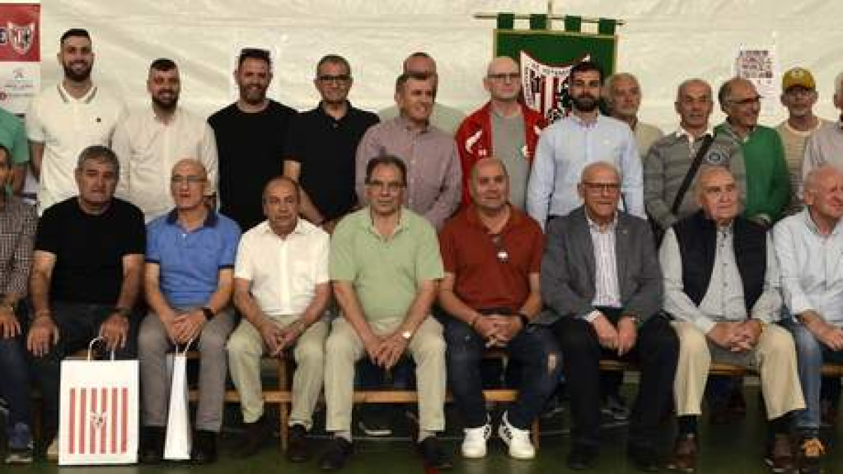 Homenajeados con los representantes de la Asociación de Veteranos del Atlético Bembibre, el alcalde de Noceda del Bierzo y el pedáneo de Arlanza.  DL