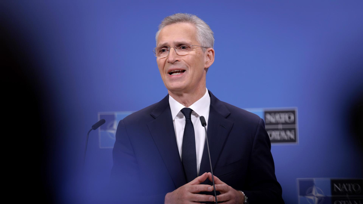 El secretario general de la OTAN, Jens Stoltenberg, comparece ante los medios informativos en Bruselas al término de la reunión del Consejo OTAN-Ucrania. EFE/EPA/Olivier Matthys