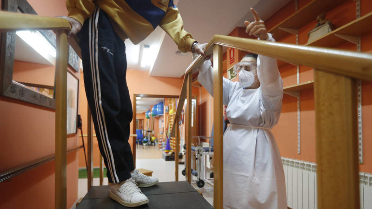 Un paciente con esclerosis recibe rehabilitación. JESÚS F. SALVADORES