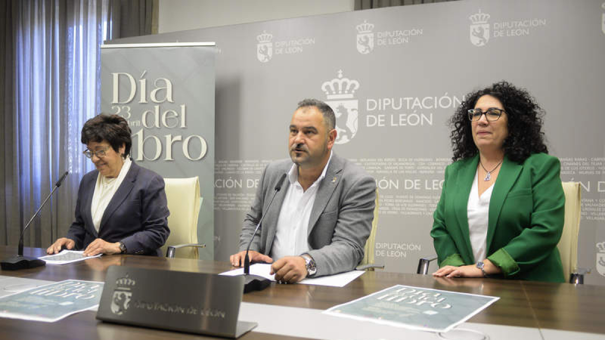Elena Aguado, Emilio Martínez y Sandra Llamas, ayer, en la presentación del Día del Libro. MARÍA FUENTES