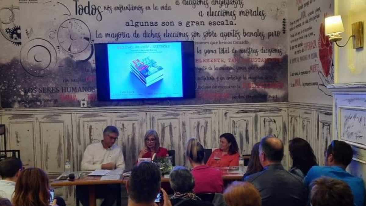 Presentación del libro de Yolanda García del Blanco, ayer en el Café Ágora.  DL