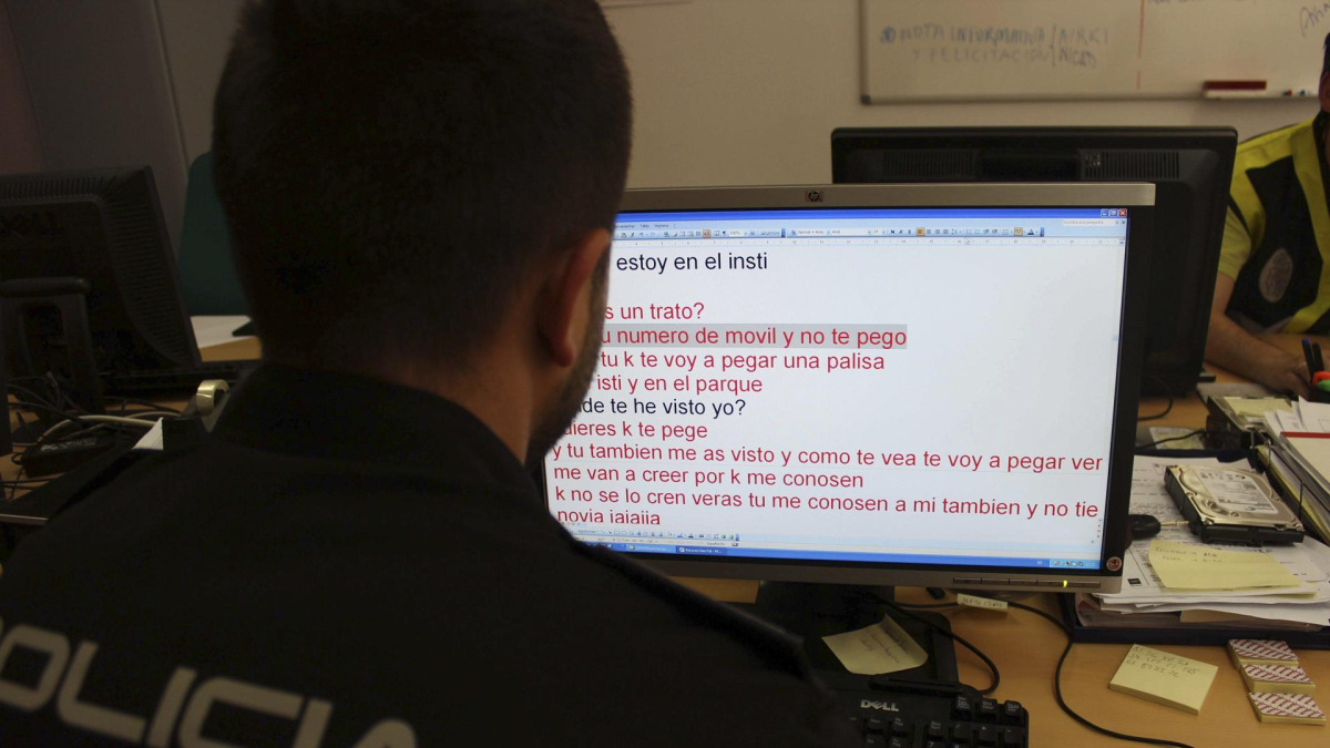 Fotografía facilitada por la Policía Nacional durante una investigación por delitos relacionados con la pornografía infantil y el ciberacoso.