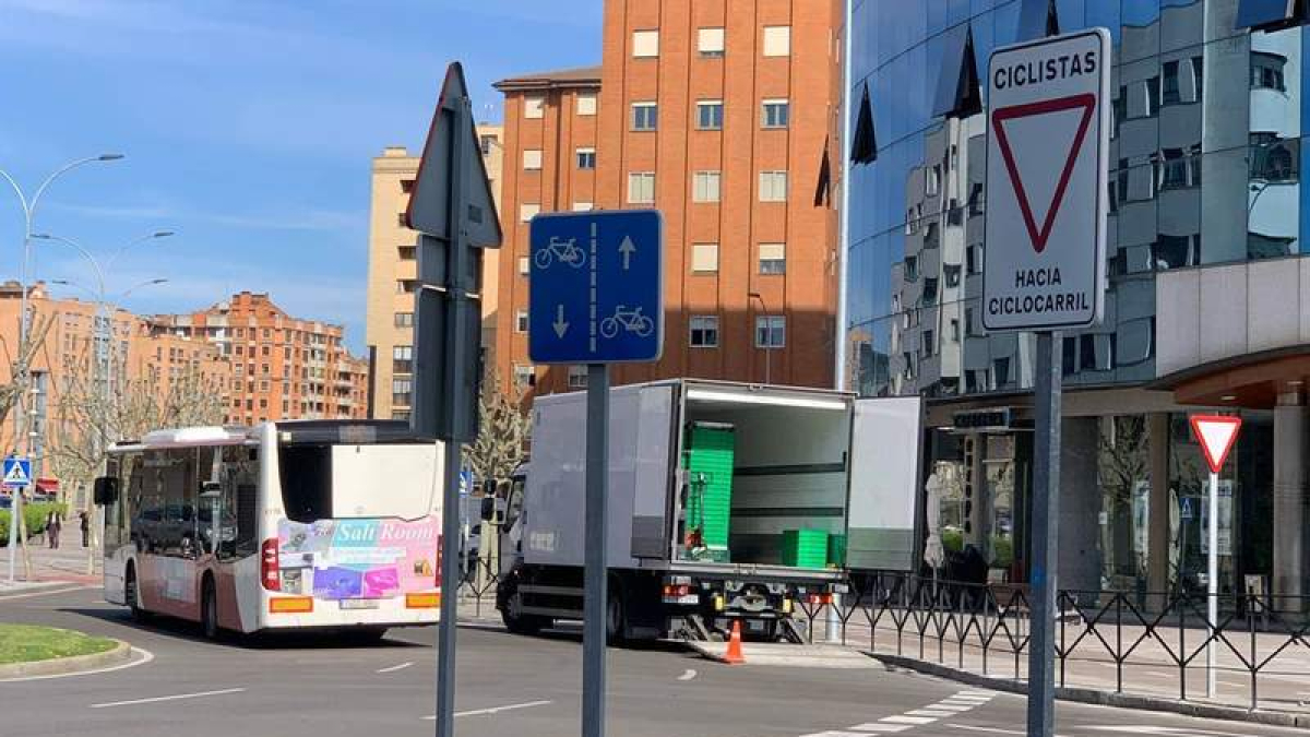 Un camión ocupa uno de los tres carriles de la glorieta. DL