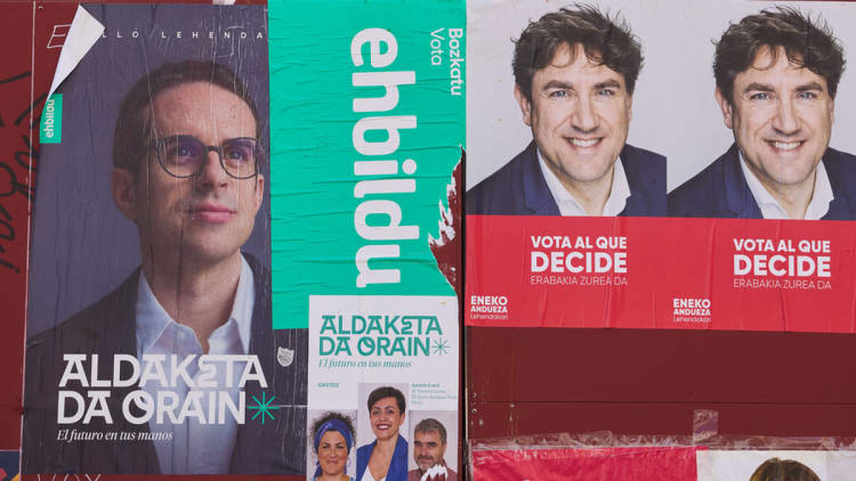 Imagen de la cartelería de propaganda en Bilbao.  ADRIÁN RUIZ HIERRO