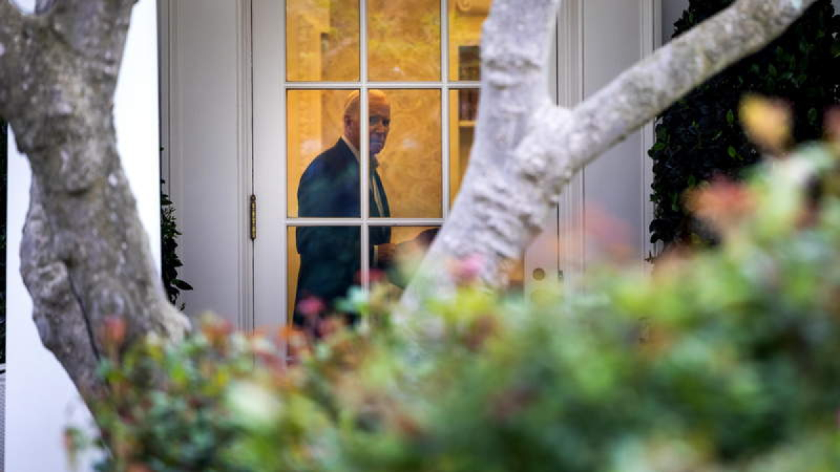 Joe Biden, ayer, en la Casa Blanca. JIM LO SCALZO