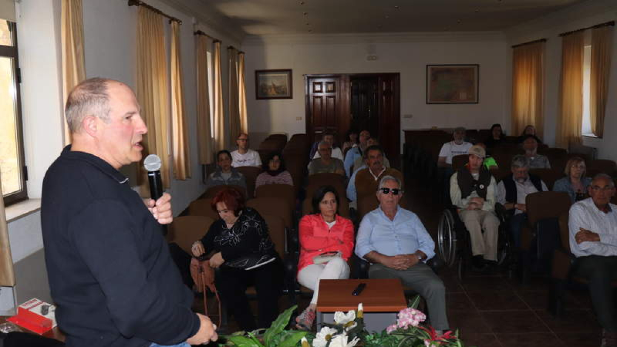 El ingeniero César Gómez en la charla ofrecida en Boñar. CAMPOS