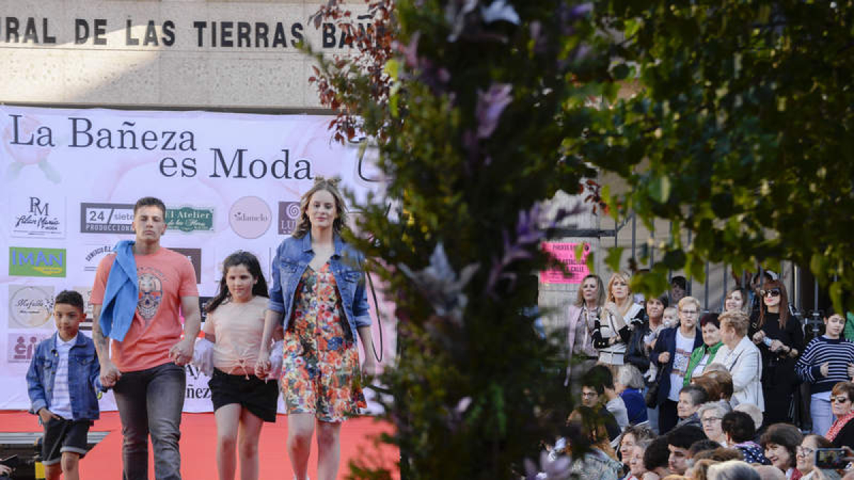 Imagen de la pasarela de moda local celebrada este sábado en La Bañeza. MARÍA FUENTES