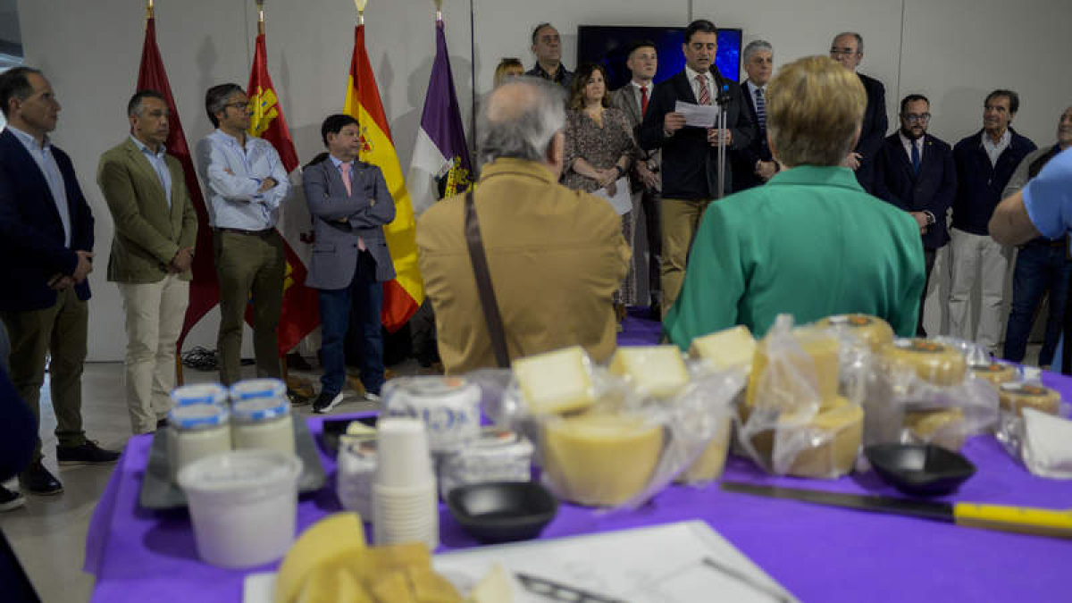El alcalde, junto al resto de autoridades, en la inauguración de la feria.  MARÍA FUENTES