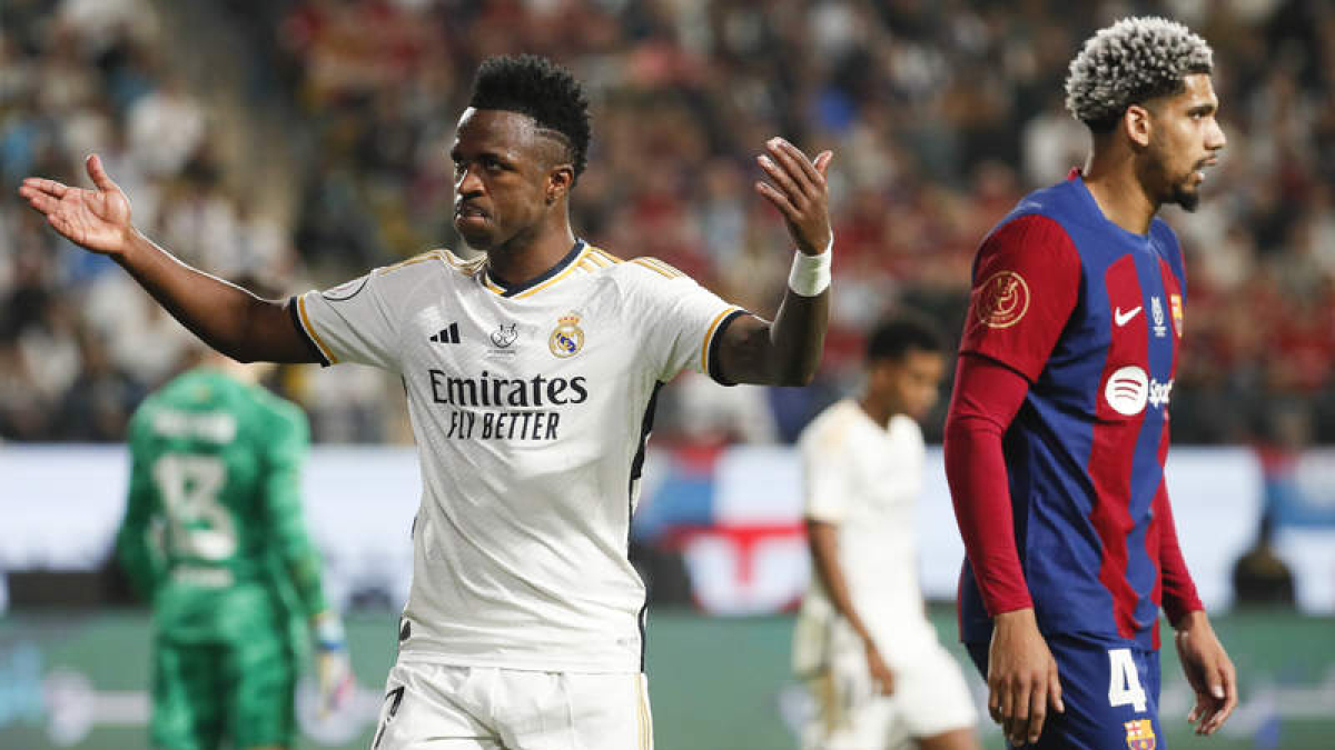 Vinicius y Araujo protagonizarán hoy uno de los grandes duelos del Clásico. JUAN CARLOS CÁRDENAS