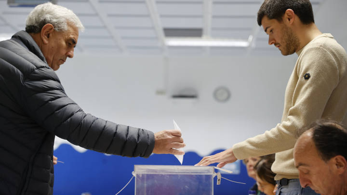 Un hombre ejerce su derecho al voto en un colegio electoral en Durango, Bizkaia, este domingo.