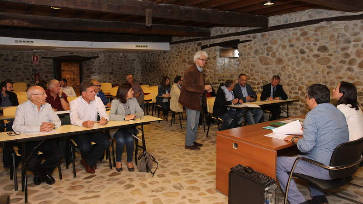 Una de las reuniones de Asodebi celebrada en la localidad de Carracedelo.