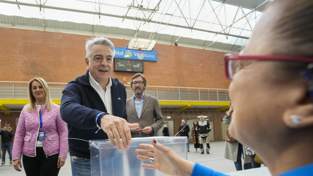 El candidato a lehendakari del Partido Popular, Javier de Andrés, ejerce su derecho al voto en el centro cívico de Judizmendi de Vitoria-Gasteiz para las elecciones al Parlamento Vasco, este domingo. EFE/ Adrian Ruiz Hierro
