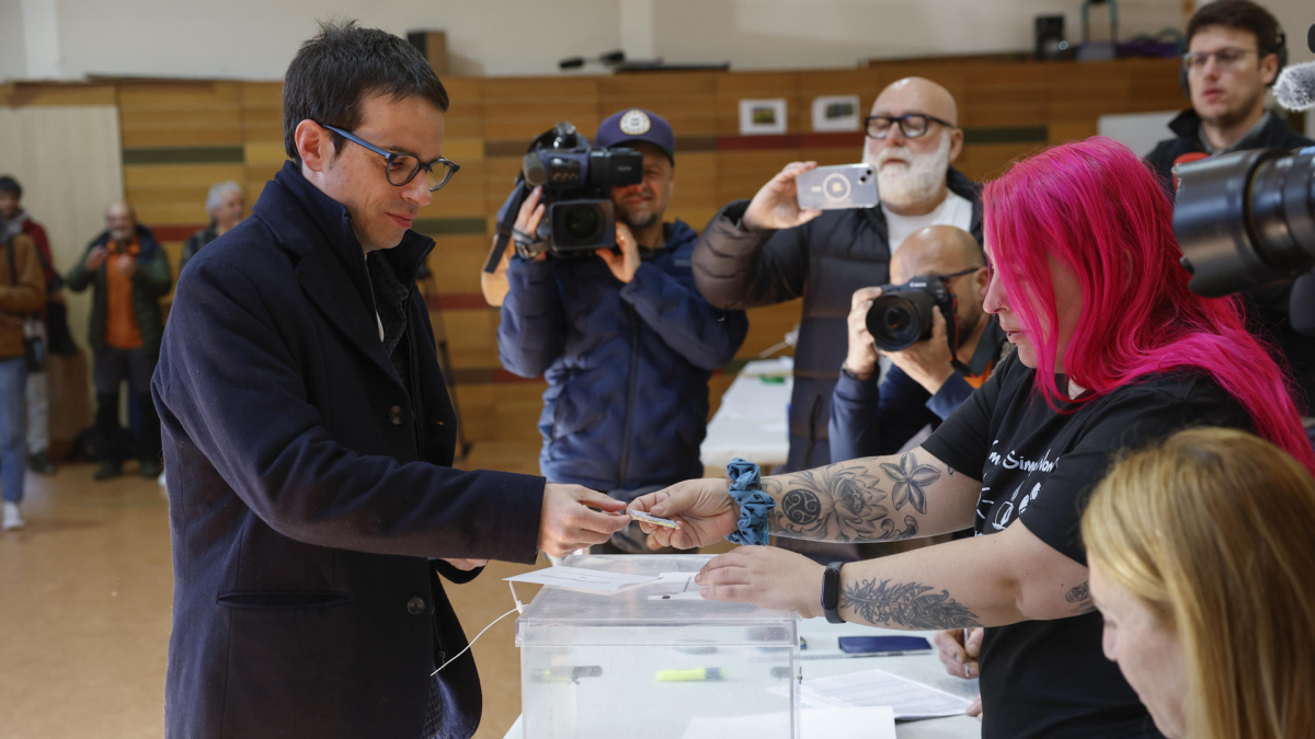 El candidato de EH Bildu a lehendakari Pello Otxandiano (i) ejerce su derecho al voto en un colegio electoral en Oxandio, Bizkaia, para ejercer su derecho al voto en las elecciones al Parlamento Vasco, este domingo. EFE/ Miguel Toña