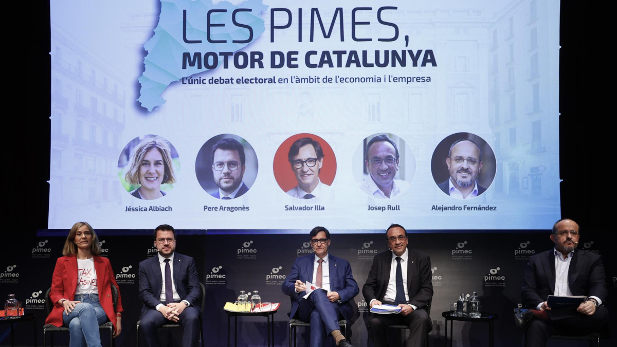 Imagen de archivo de los candidatos del PSC, Salvador Illa (c); ERC, Pere Aragonès (2i); Junts, Josep Rull (2d); Comunes, Jéssica Albiach (i) y PPC, Alejandro Fernández) (d) durante un debate preelectoral organizado por la patronal PIMEC celebrado el pasado lunes en el Born Centre de Cultura i Memòria. EFE/ Quique García