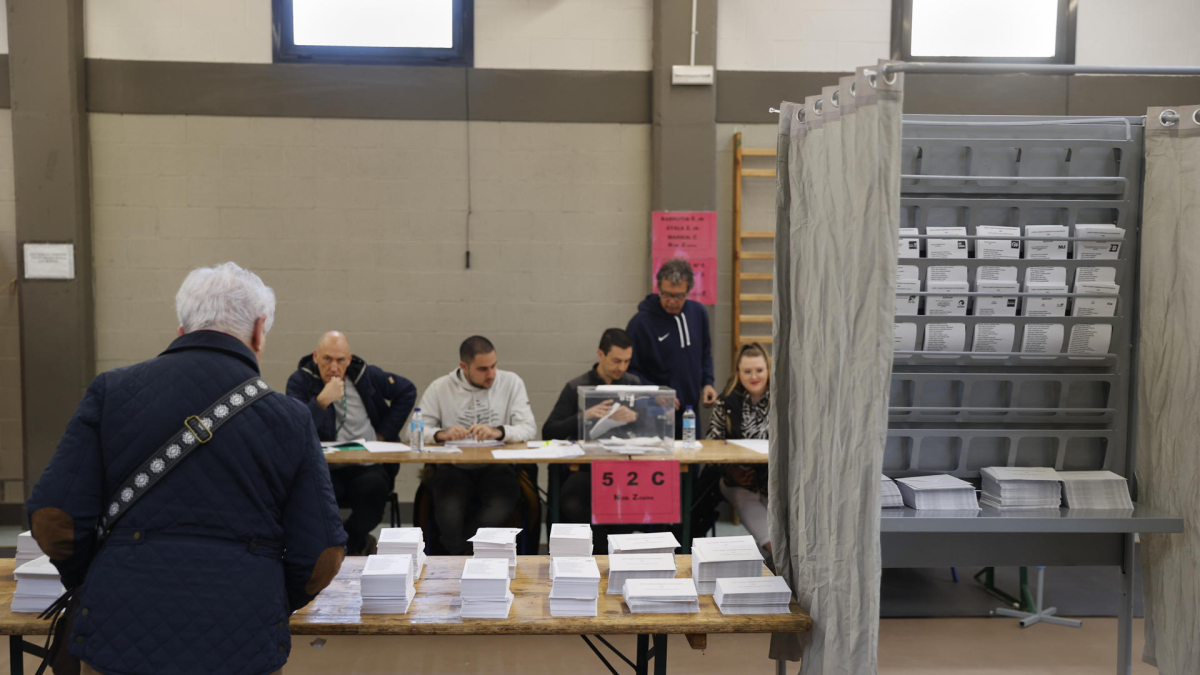 Un hombre escoge papeleta para ejercer su derecho al voto en un colegio electoral en Durango, Bizkaia, este domingo. La jornada electoral más incierta en Euskadi de los últimos años ha arrancado a las 9:00 horas de este domingo con la incógnita del triunfo del PNV, tradicional ganador de estos comicios, o EH Bildu, que por primera vez en la historia puede disputarle ese puesto, según las encuestas. EFE/ Luis Tejido