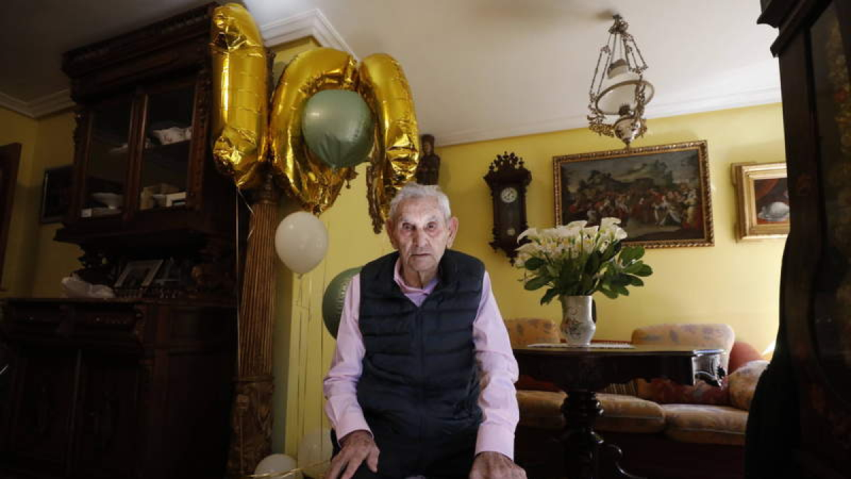 Félix Álvarez Pascual, en su casa rodeado de los muebles a los que dedicó parte de su vida profesional.  RAMIRO