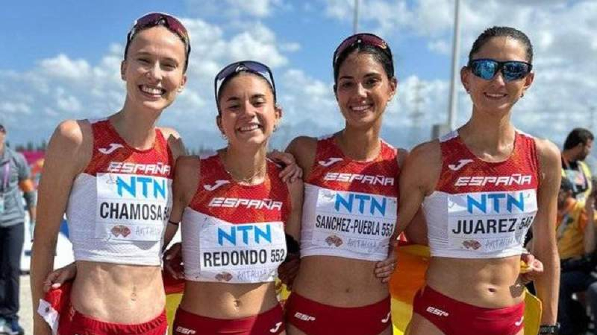 La leonesa Lucía Redondo junto a sus compañeras de selección.  RFEA
