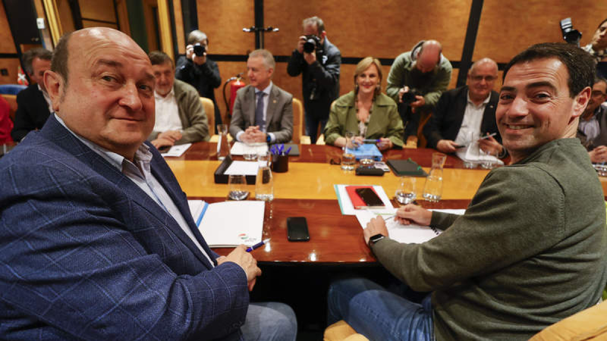 Ortúzar y Pradeles, ayer, en la reunión para estudiar los resultados electorales. LUIS TEJIDO
