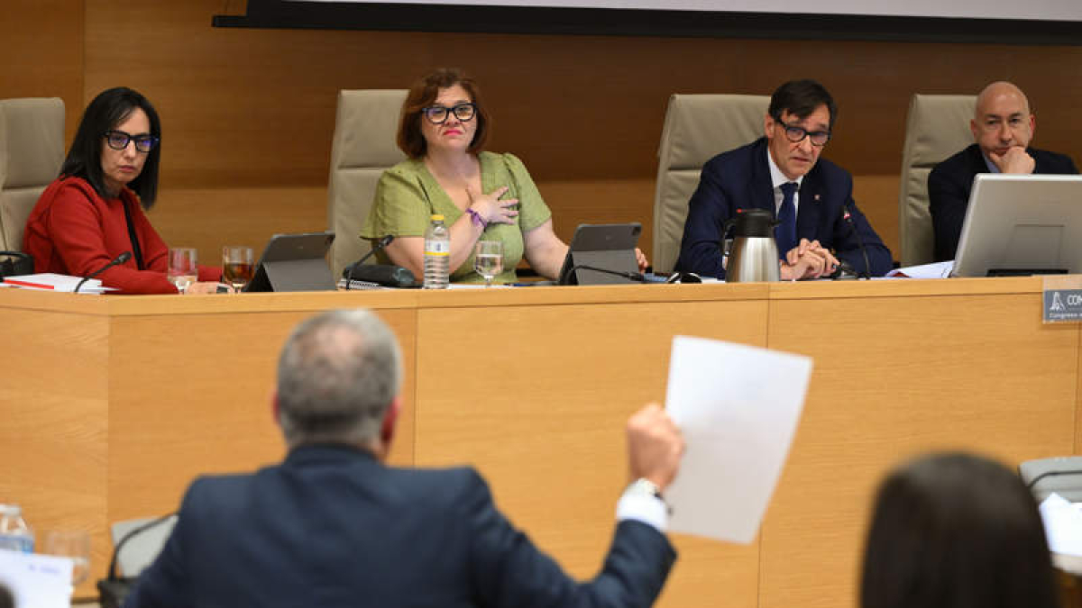 El exministro Salvador Illa, ayer, en su comparecencia en el Senado.