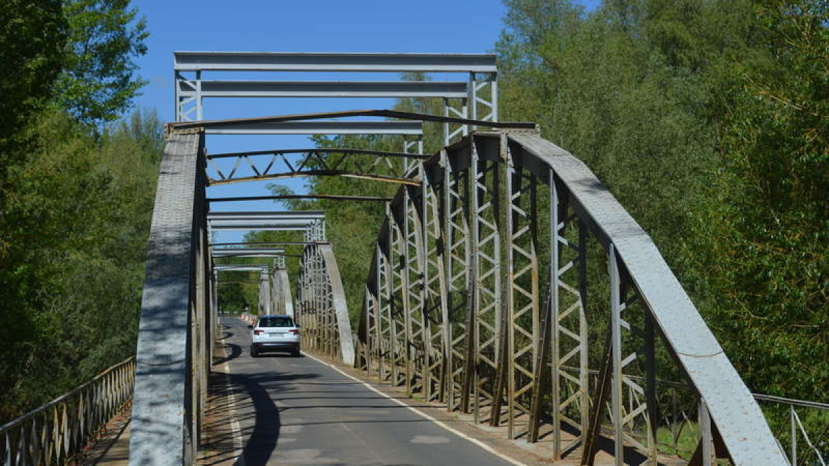 Puente de Villafer sobre el río Esla donde con las vigas altas dobladas por impactos de vehículos.  MEDINA