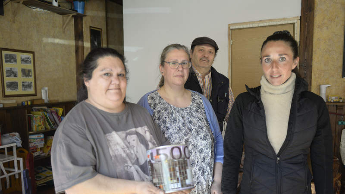 Elana Arce, Belinda Polo, Amador González y Eva Salas, en la Taberna Cazurra, donde se encuentra la hucha solidaria. MARÍA FUENTES