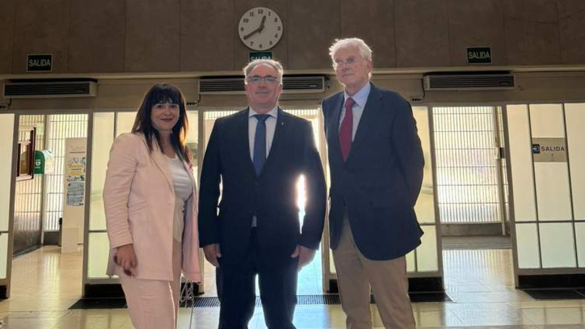 Ricardo Vila con el decano García Norro y la gerente Victoria Miguélez. DL