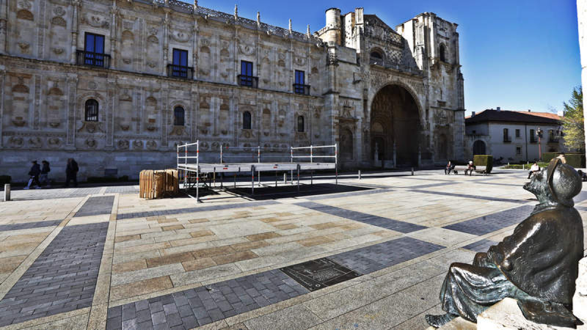 El escenario queda como único espacio en San Marcos tras la ausencia de las seis casetas de la feria gastronómica. RAMIRO