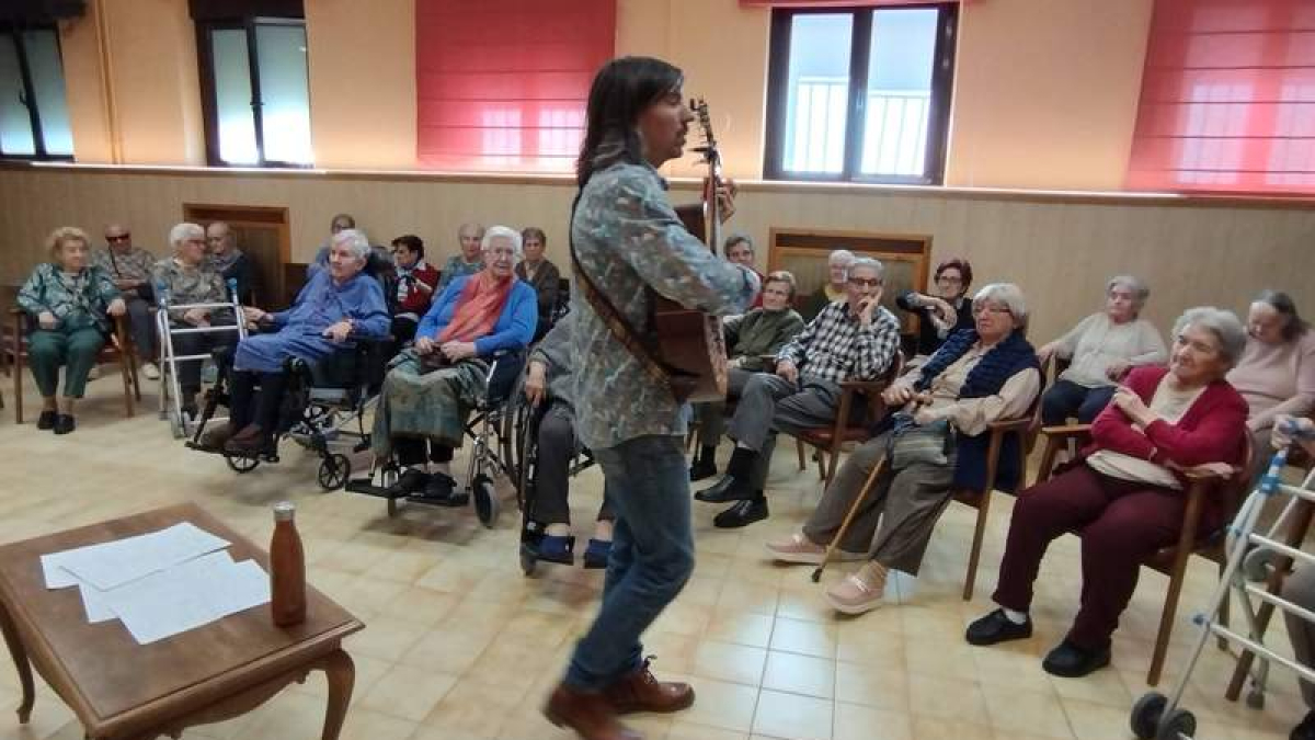 Alejandro Luaces, ayer durante una de sus actuaciones en las residencias.  DL