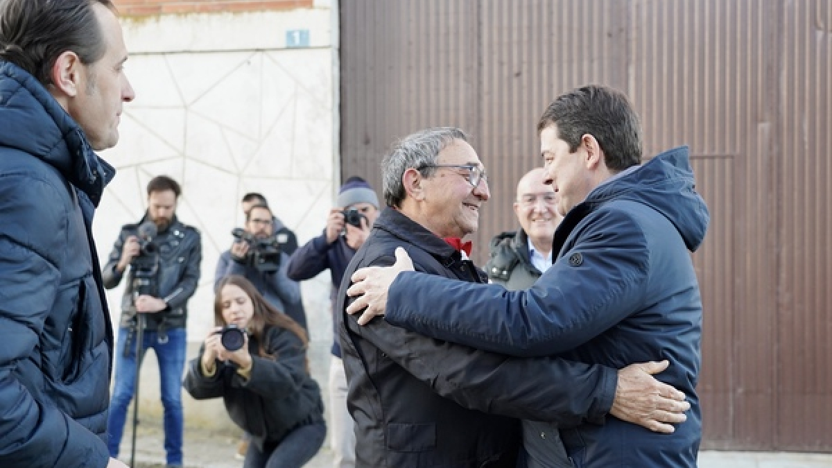 El presidente de la Junta, Alfonso Fernández Mañueco, participa en el Día de la Comunidad en Villalar de los Comuneros (Valladolid). Le acompaña, el alcalde del municipio Luis Alonso Laguna.