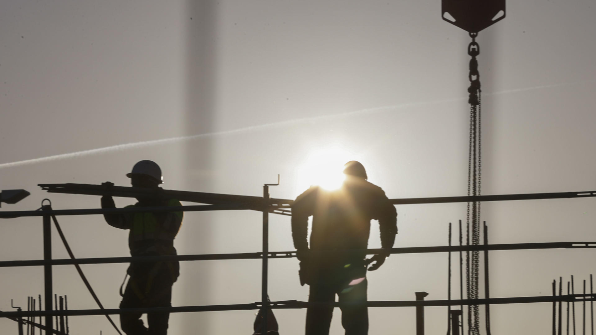 Trabajadores de la construcción levantan un edificio . EFE/Luis Tejido