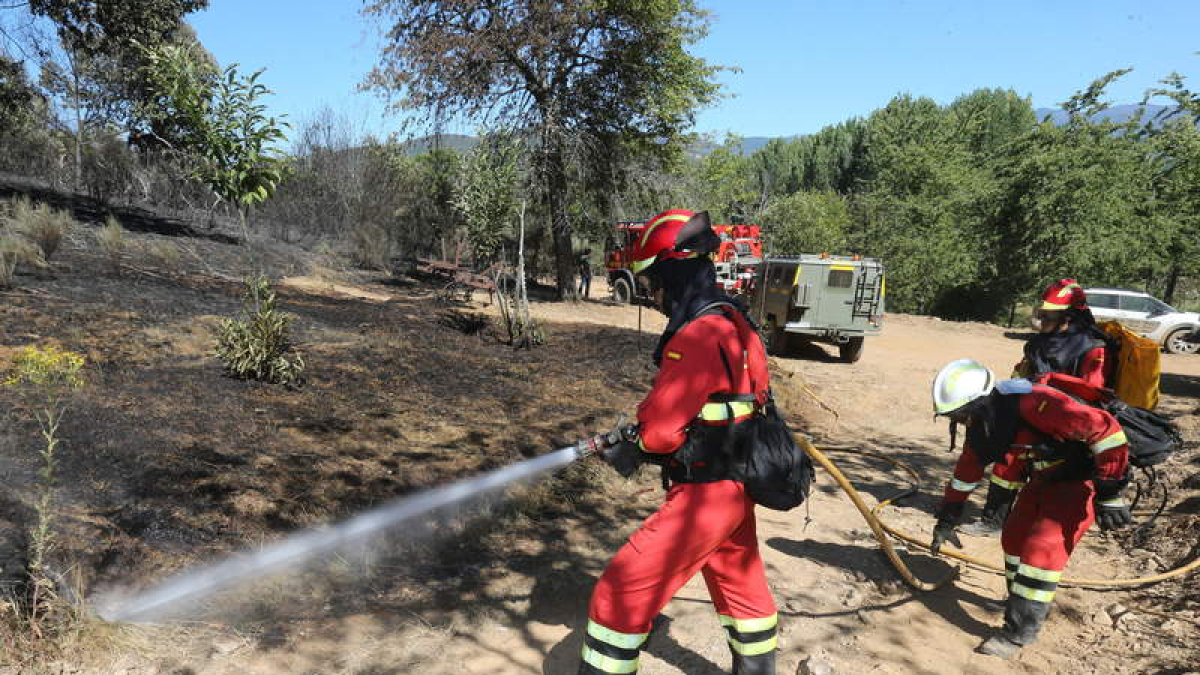 Imagen de archivo de personal apagando un incendio en Ocero. L. DE LA MATA