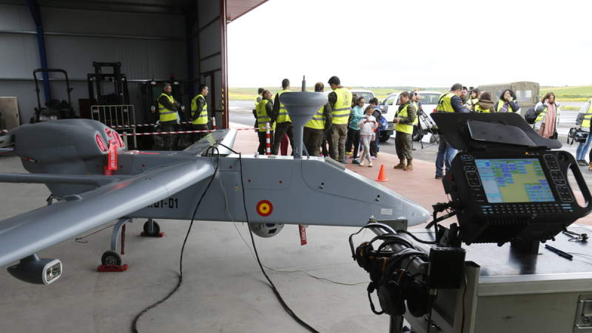 El grupo pilota drones de vigilancia y reconocimiento. RAMIRO