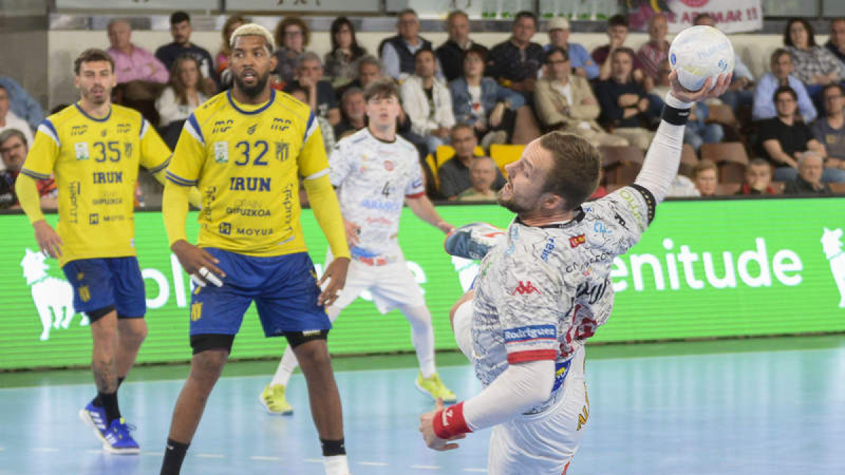 Popovic, que solo llevaba un gol hasta el pasado domingo, anotó cinco goles ante Bidasoa. MARÍA FUENTES