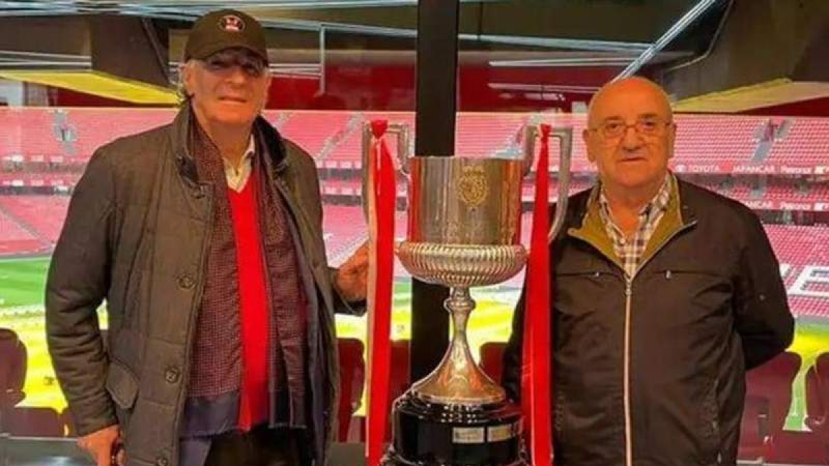 Los legendarios Iribar y Marianín posan junto a la Copa del Rey. DL