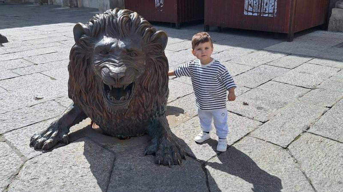 Álex, junto al León en la Plaza de San Marcelo. DL