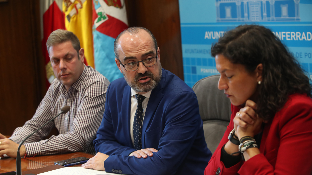 El bercianista Iván Alonso y los populares Marco Morala y Lidia Coca, en imagen de archivo explicando la nueva Zona de Bajas Emisiones para Ponferrada.