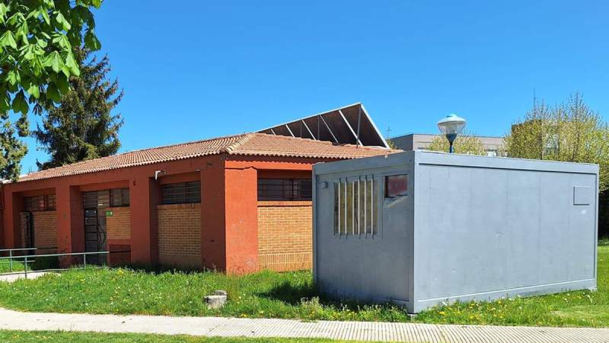 La caseta de obra, situada al lado de los vestuarios inhabilitados desde hace siete años, es la única novedad que se ha producido en la zona. A.F.R.