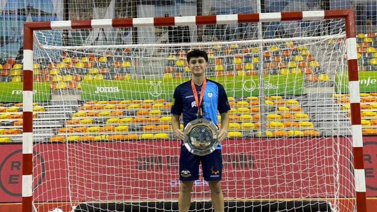 El jugador leonés posa con la elástica del FS Salamanca, su actual club.  DL