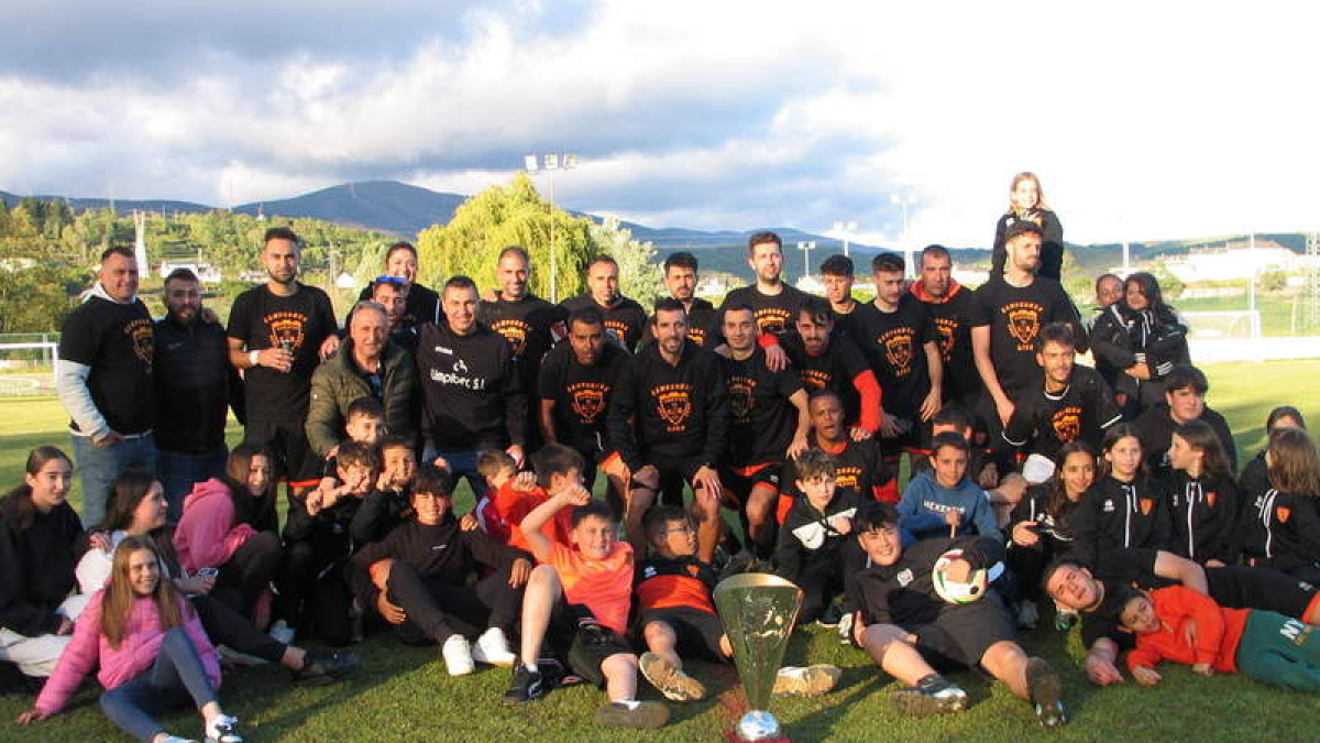 El CD Toreno posa con la copa de campeón de 1ª Provincial de Aficionados. MACÍAS
