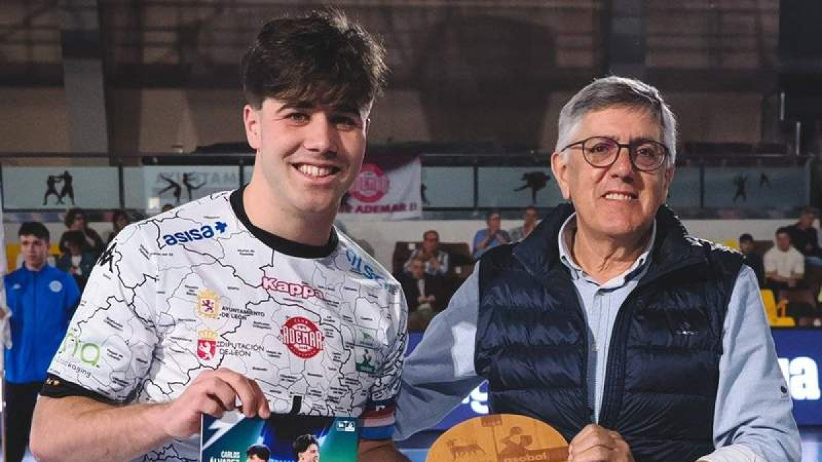 El extremo del Ademar Carlos Álvarez, junto al presidente del club, Cayetano Franco.  PABLO RIEGO