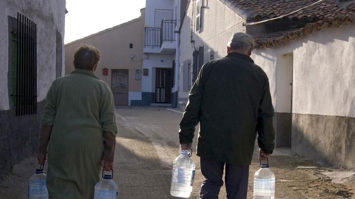 Imagen de archivo de dos personas con botellas de agua.