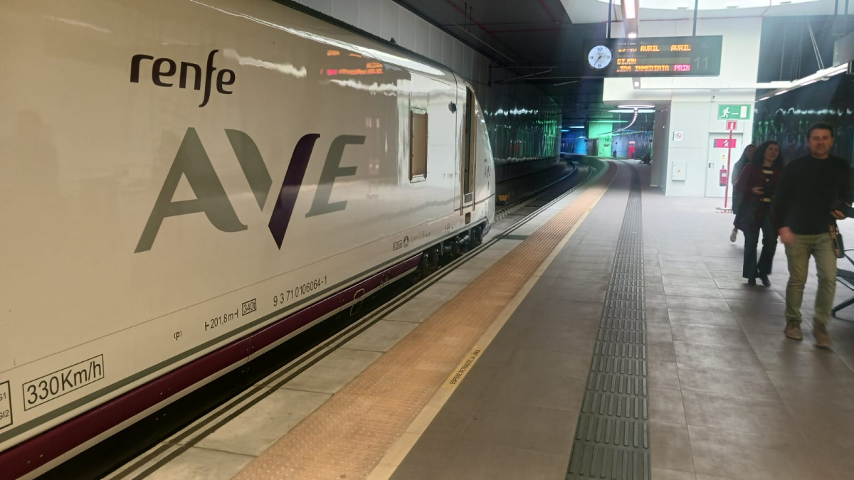 Un tren de alta velocidad en la estación de León.