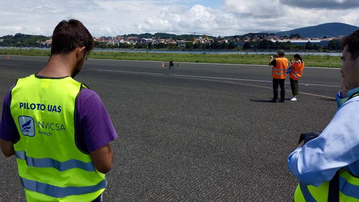 Vuelo pilotado por la empresa leonesa Invicsa Airtech en el aeropuerto de San Sebastián para detectar objetos en la pista . INVICSA AIRTECH