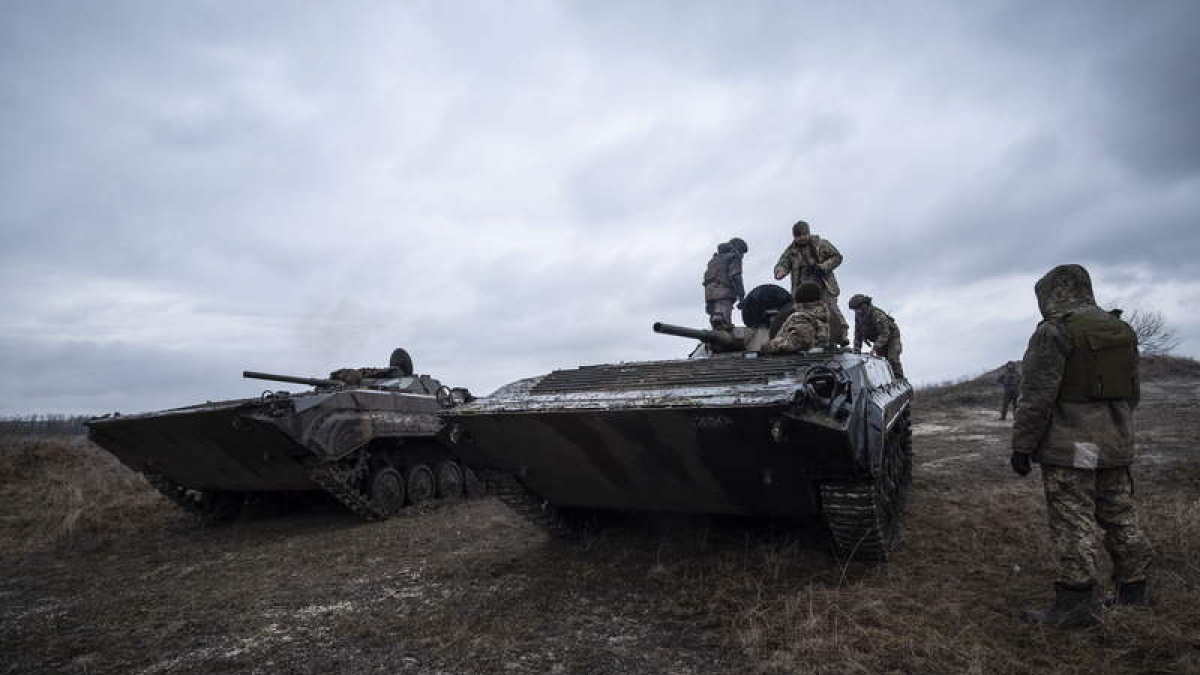 Militares del ejército ucraniano durante su entrenamiento en Donetsk.  MARIA SENOVILLA