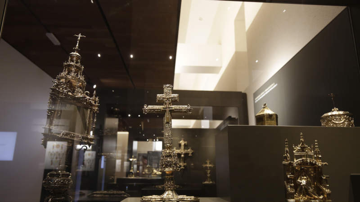 El Pendón de Baeza se exhibe en una gigantesca vitrina de cuatro metros. A la derecha algunas joyas de orfebrería gótica.  FERNANDO OTERO