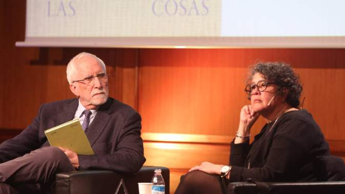 Luis Mateo Díez y la fotógrafa Lisbeth Salas en la presentación del fotolibro en el Instituto Cervantes. BENITO ORDÓÑEZ