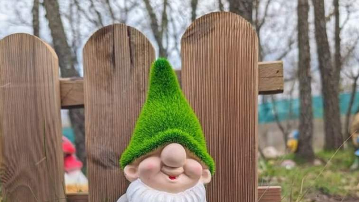 Un duende da la bienvenida a los visitantes de la Finca Fiyuelo.  DL