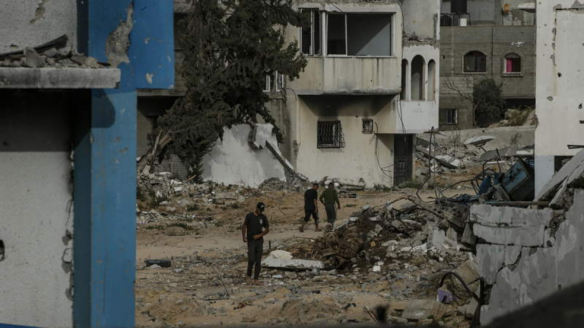 Palestinos pasean por las calles destruidas de Gaza ayer.  MOHAMMED SABER